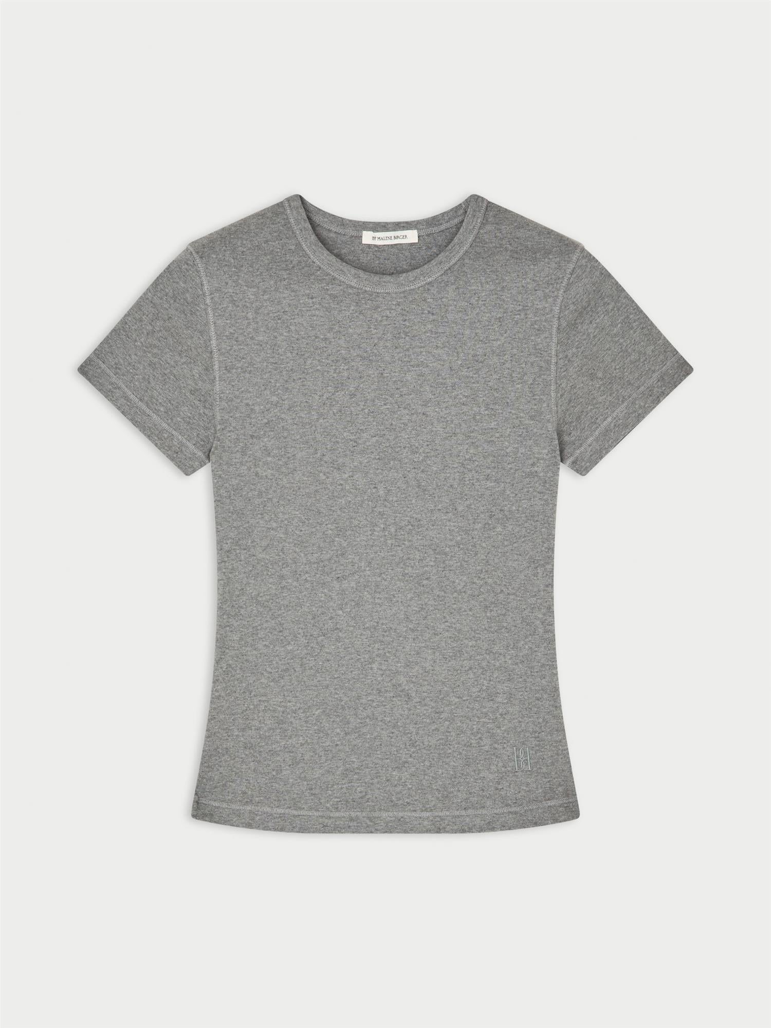 ALICIA t-skjorte fra By Malene Birger i fargen grå, laget i 100% organisk bomull. Smal passform, rund hals, korte ermer og brodert monogramprint.