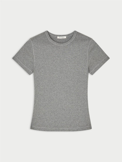 ALICIA t-skjorte fra By Malene Birger i fargen grå, laget i 100% organisk bomull. Smal passform, rund hals, korte ermer og brodert monogramprint.