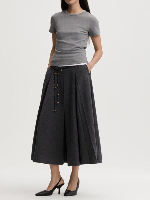 ALICIA t-skjorte fra By Malene Birger i fargen grå, laget i 100% organisk bomull. Smal passform, rund hals, korte ermer og brodert monogramprint.