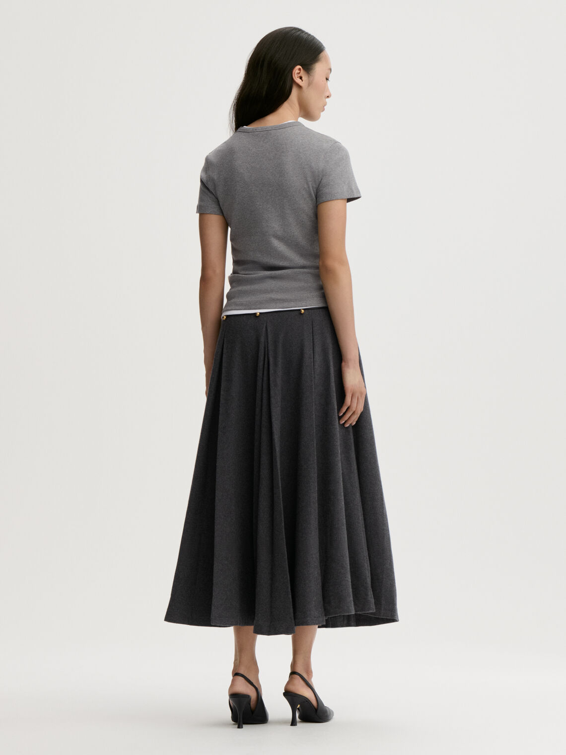 ALICIA t-skjorte fra By Malene Birger i fargen grå, laget i 100% organisk bomull. Smal passform, rund hals, korte ermer og brodert monogramprint.