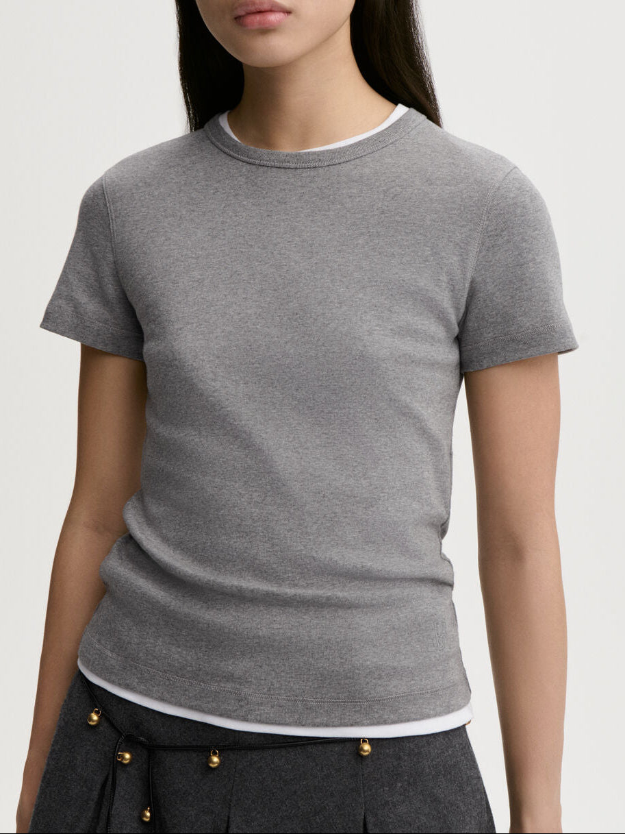 ALICIA t-skjorte fra By Malene Birger i fargen grå, laget i 100% organisk bomull. Smal passform, rund hals, korte ermer og brodert monogramprint.