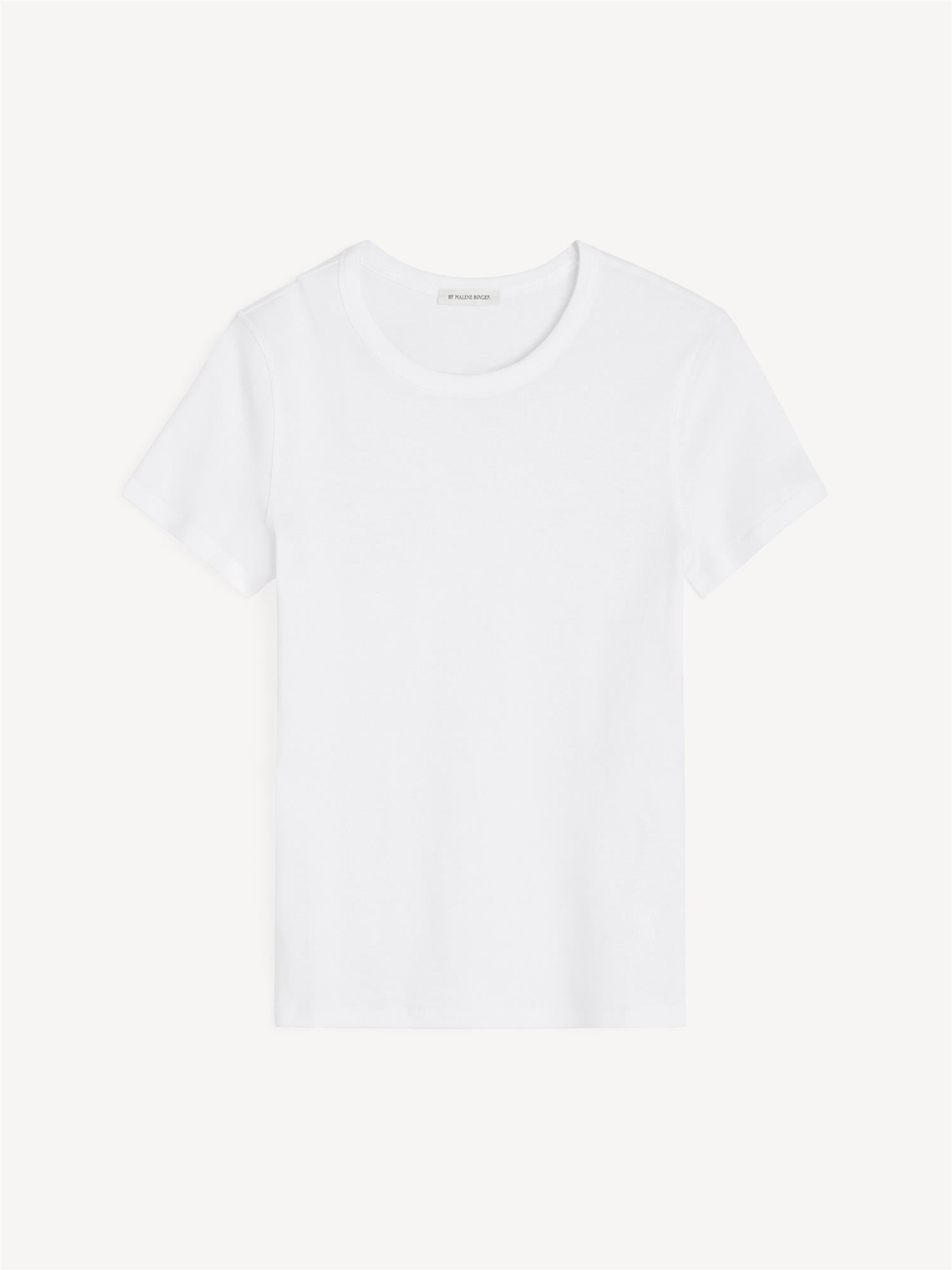 Hvit t-skjorte i organisk bomull, smal passform, rund hals, korte ermer, brodert monogram