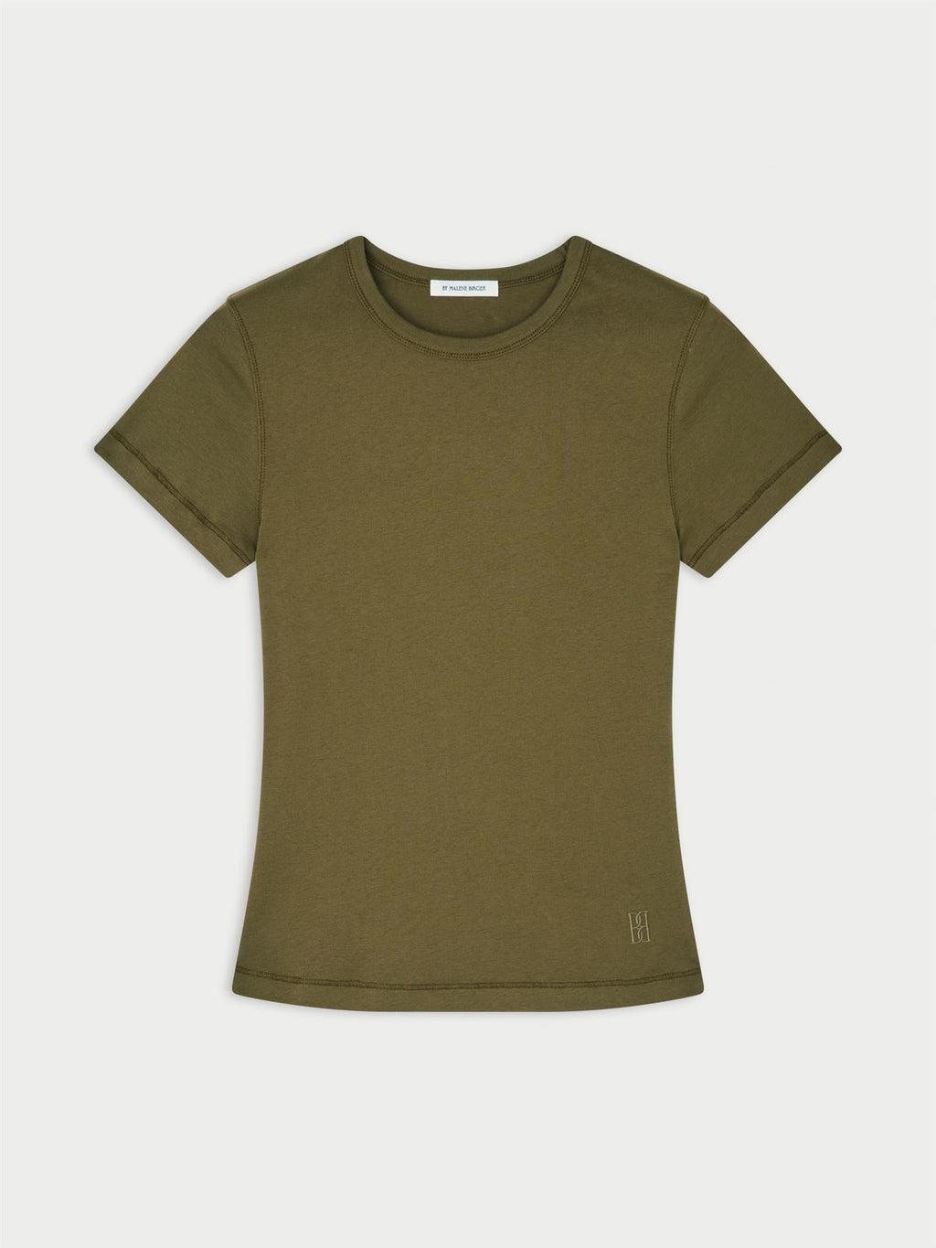 ALICIA t-skjorte fra By Malene Birger i fargen mørkegrønn, laget i 100% organisk bomull. Smal passform, rund hals, korte ermer og brodert monogramprint.