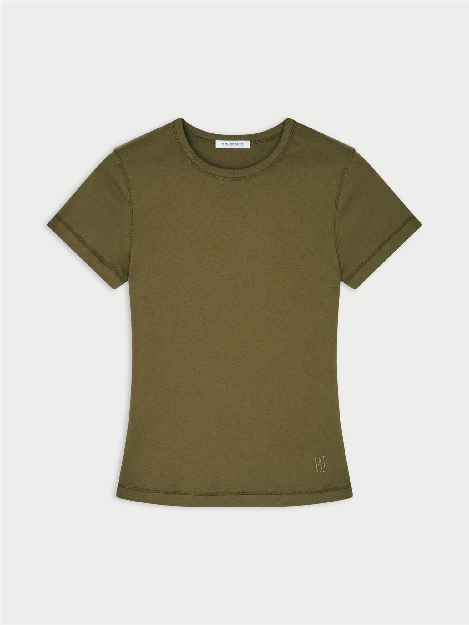 ALICIA t-skjorte fra By Malene Birger i fargen mørkegrønn, laget i 100% organisk bomull. Smal passform, rund hals, korte ermer og brodert monogramprint.