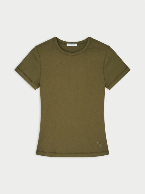 ALICIA t-skjorte fra By Malene Birger i fargen mørkegrønn, laget i 100% organisk bomull. Smal passform, rund hals, korte ermer og brodert monogramprint.
