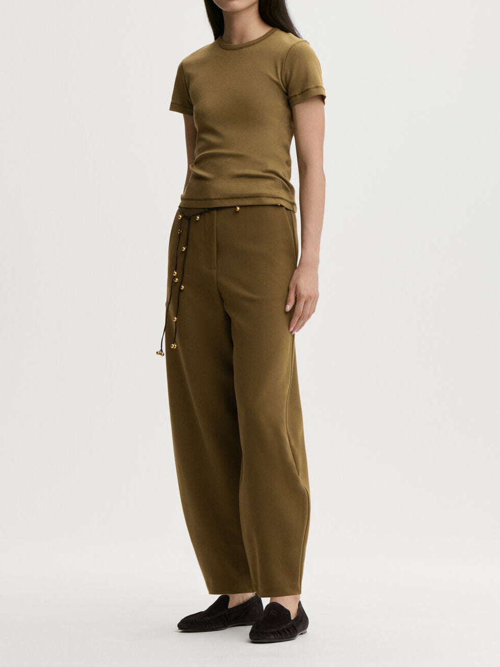 ALICIA t-skjorte fra By Malene Birger i fargen mørkegrønn, laget i 100% organisk bomull. Smal passform, rund hals, korte ermer og brodert monogramprint.