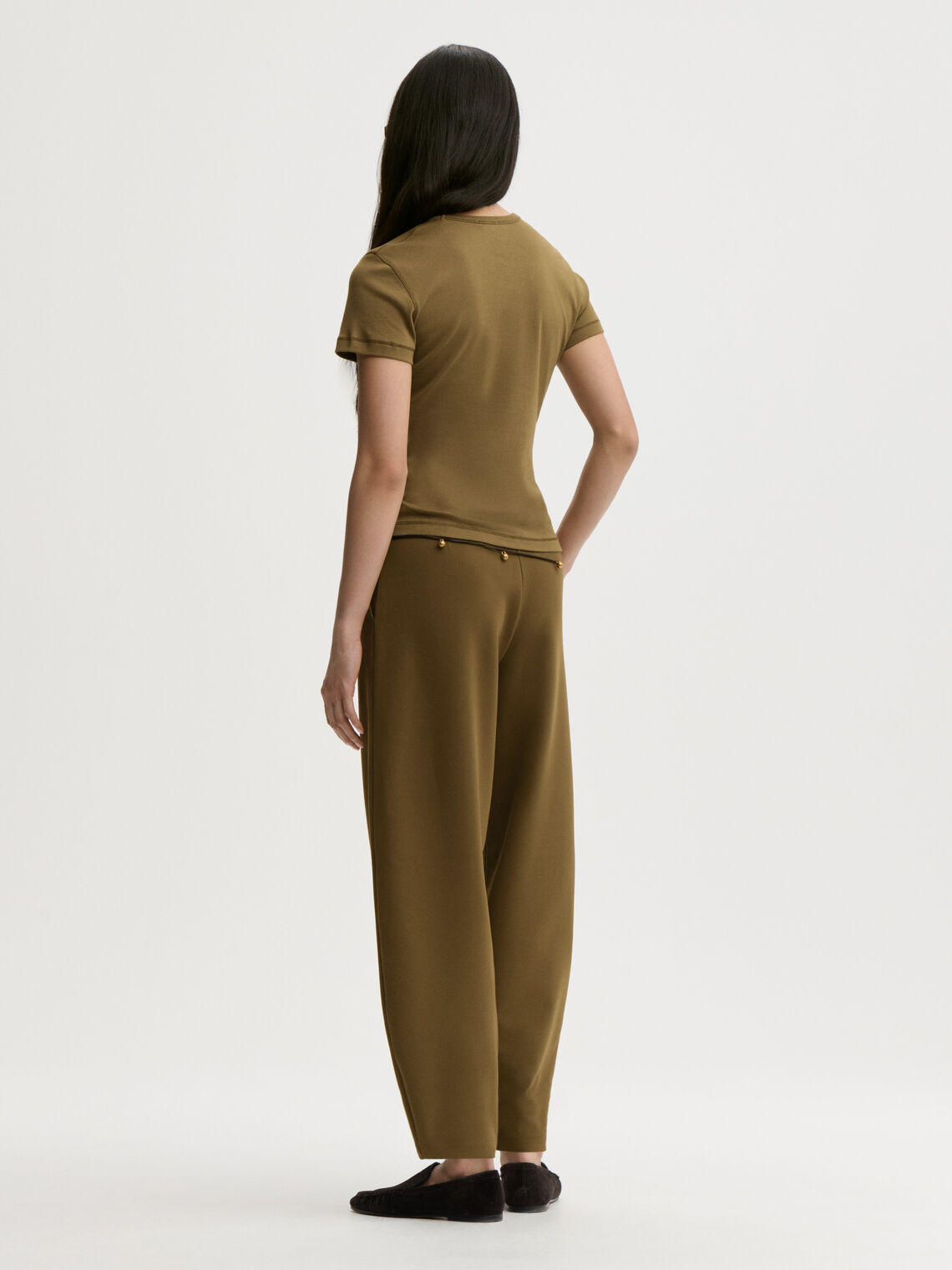 ALICIA t-skjorte fra By Malene Birger i fargen mørkegrønn, laget i 100% organisk bomull. Smal passform, rund hals, korte ermer og brodert monogramprint.