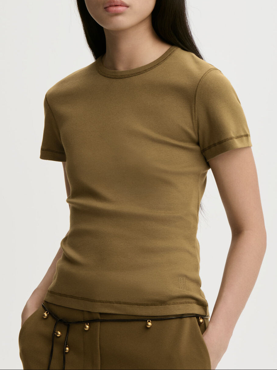 ALICIA t-skjorte fra By Malene Birger i fargen mørkegrønn, laget i 100% organisk bomull. Smal passform, rund hals, korte ermer og brodert monogramprint.