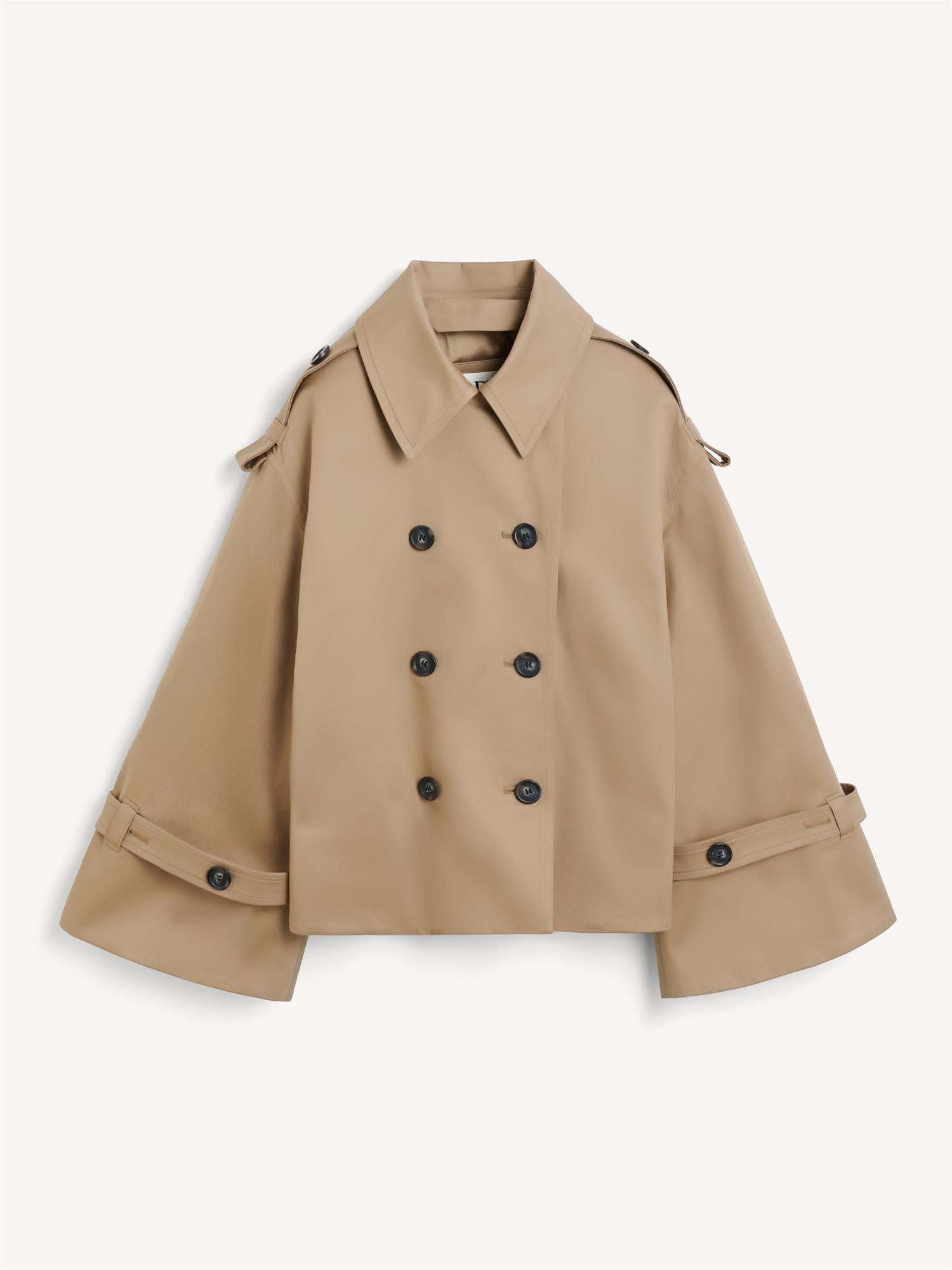By Malene Birger Alisandra kort trenchcoat i brun bomull, med et oversized uttrykk og et feminint snitt.