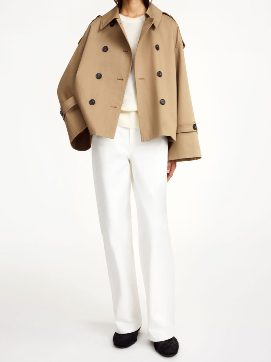 By Malene Birger Alisandra kort trenchcoat i brun bomull, med et oversized uttrykk og et feminint snitt.