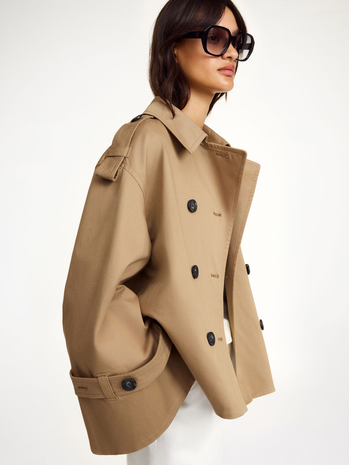 By Malene Birger Alisandra kort trenchcoat i brun bomull, med et oversized uttrykk og et feminint snitt.