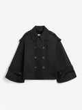 By Malene Birger Alisandra kort trenchcoat i svart, laget av bomull og elastan, med et oversized uttrykk og et feminint snitt.