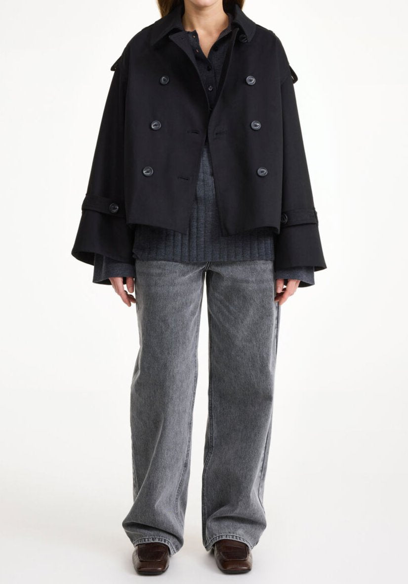 By Malene Birger Alisandra kort trenchcoat i svart, laget av bomull og elastan, med et oversized uttrykk og et feminint snitt.