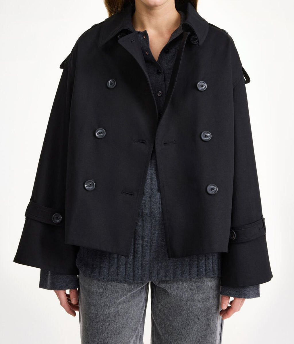 By Malene Birger Alisandra kort trenchcoat i svart, laget av bomull og elastan, med et oversized uttrykk og et feminint snitt.