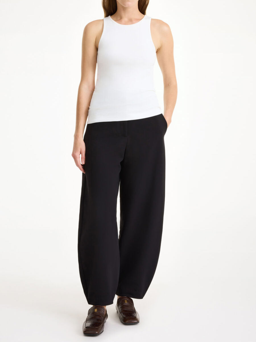 By Malene Birger Amani topp i hvit, laget av organisk bomull og elastan, med smal passform og lett bryter-rygg.