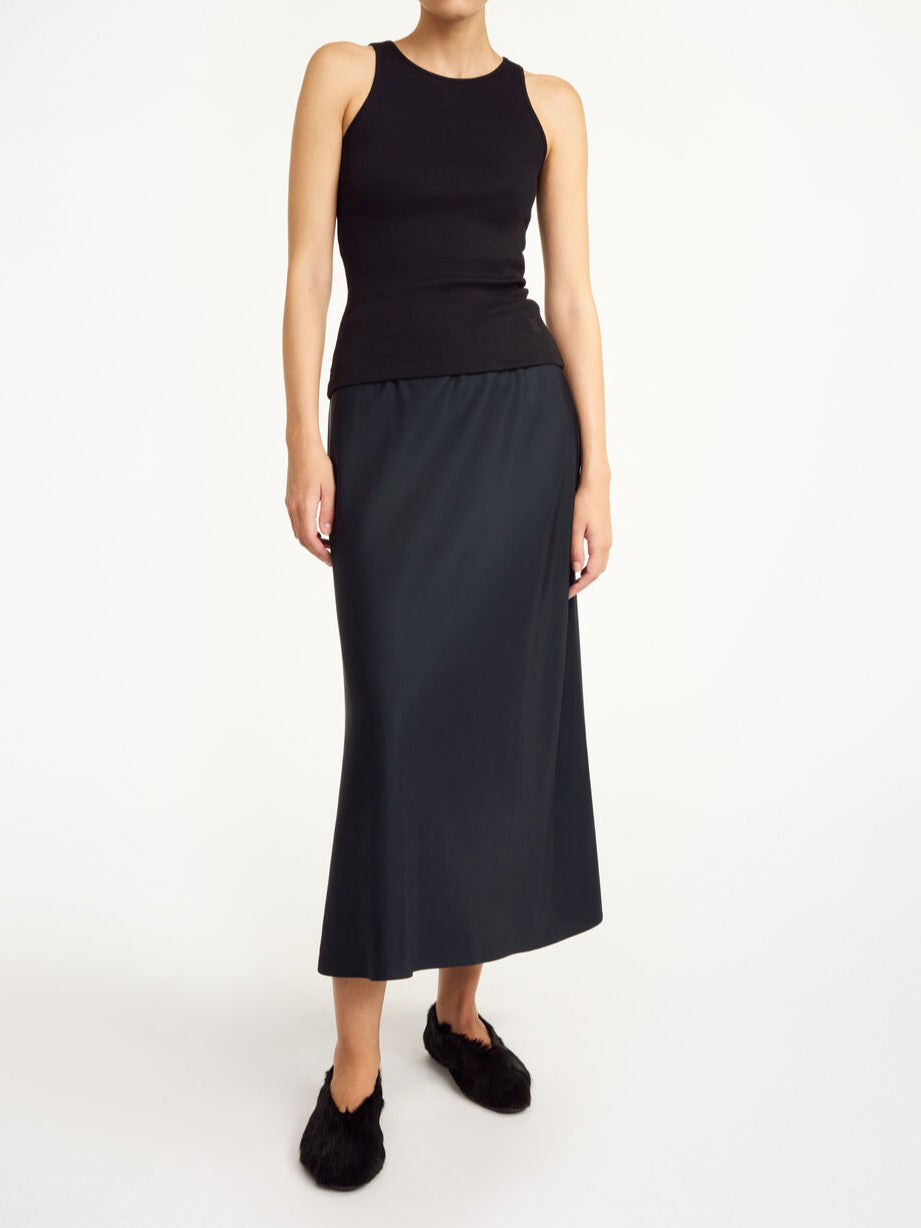 By Malene Birger Amani topp i sort, laget av organisk bomull og elastan, med smal passform og lett bryter-rygg.