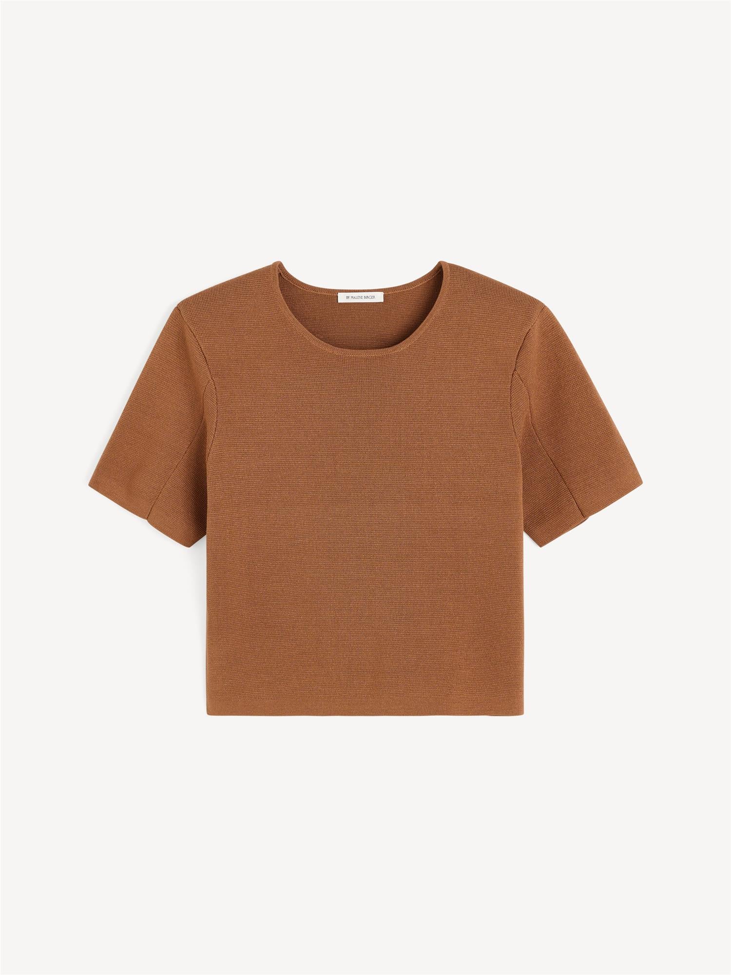 Brun strikket topp med rund hals og klassisk passform – By Malene Birger
