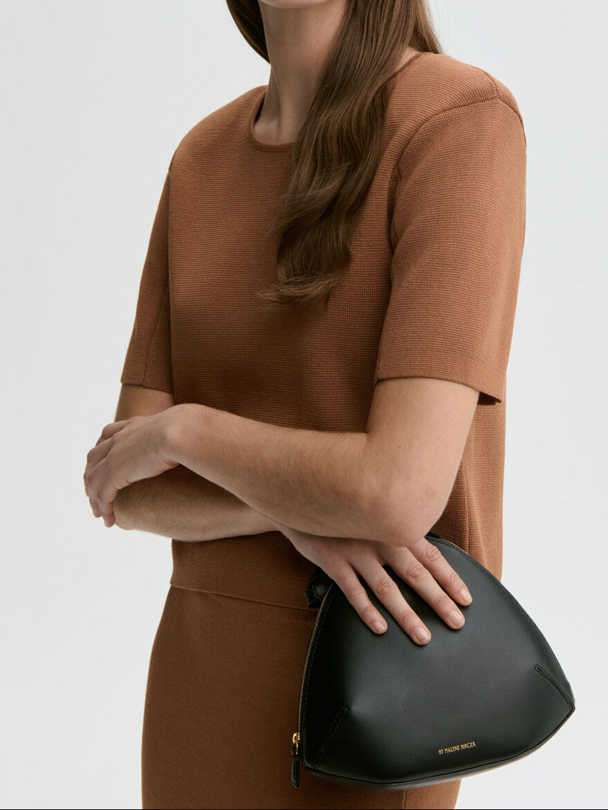 Brun strikket topp med rund hals og klassisk passform – By Malene Birger