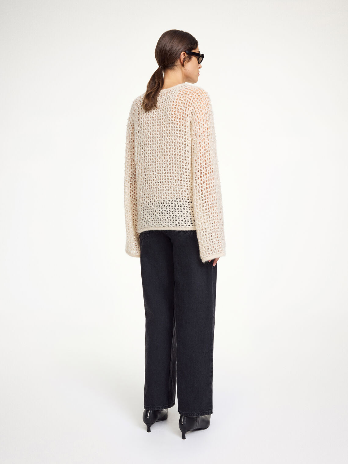 By Malene Birger Amil genser, med små perler over hele og en oversized, boxy passform, laget av en blanding av ull, mohair og polyamid.