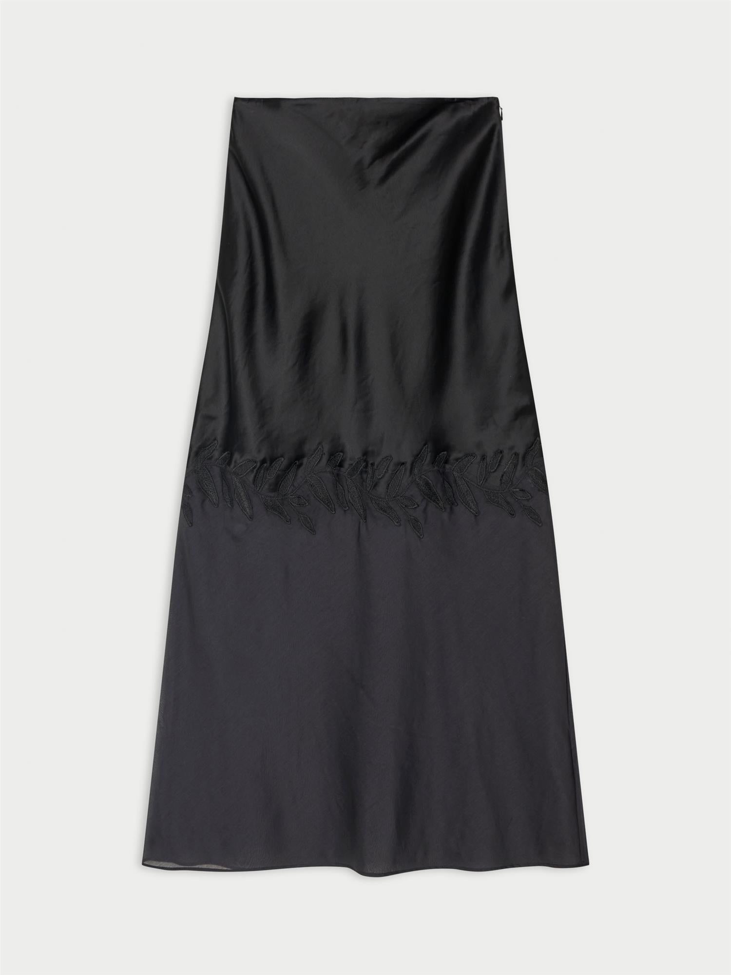ANGELINA skjørt fra By Malene Birger i fargen sort, laget i 76% acetat og 24% polyester sateng. A-linjet silhuett med gjennomsiktig parti nederst og glidelås i siden.