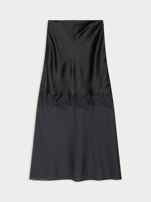 ANGELINA skjørt fra By Malene Birger i fargen sort, laget i 76% acetat og 24% polyester sateng. A-linjet silhuett med gjennomsiktig parti nederst og glidelås i siden.