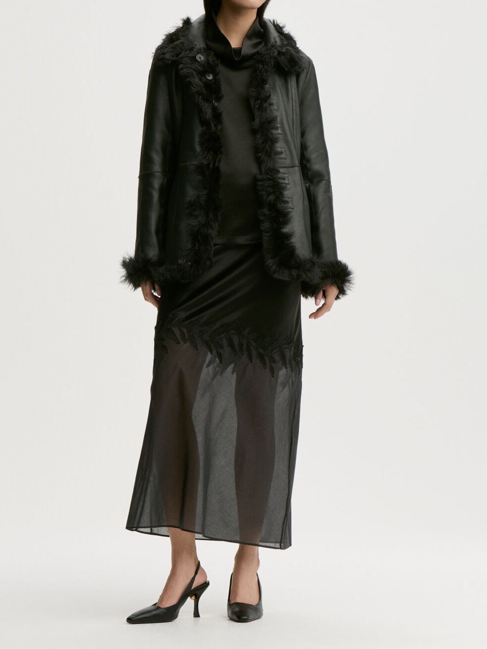 ANGELINA skjørt fra By Malene Birger i fargen sort, laget i 76% acetat og 24% polyester sateng. A-linjet silhuett med gjennomsiktig parti nederst og glidelås i siden.
