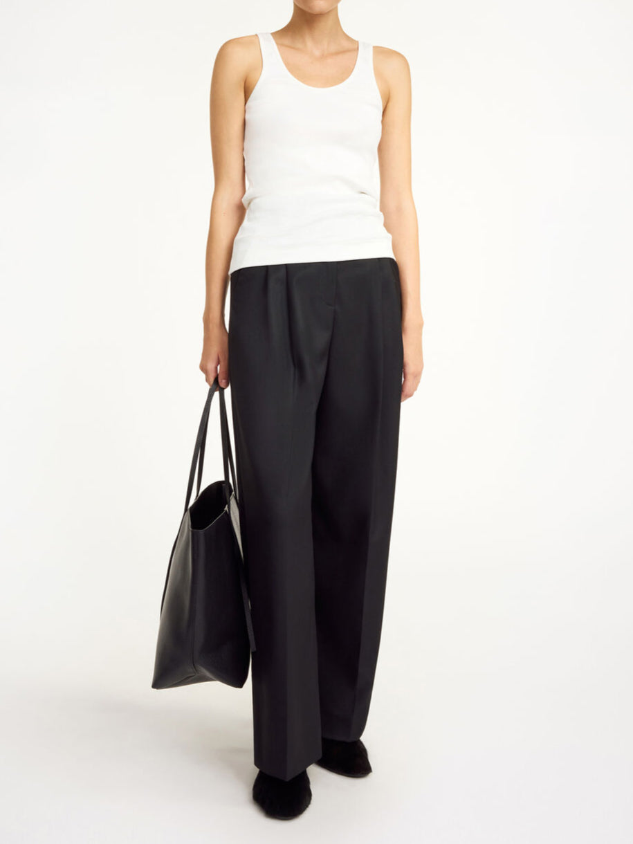 By Malene Birger Anisa topp i hvit, laget av ribbestrikket organisk bomull og elastan, med smal passform og en kortere modell.