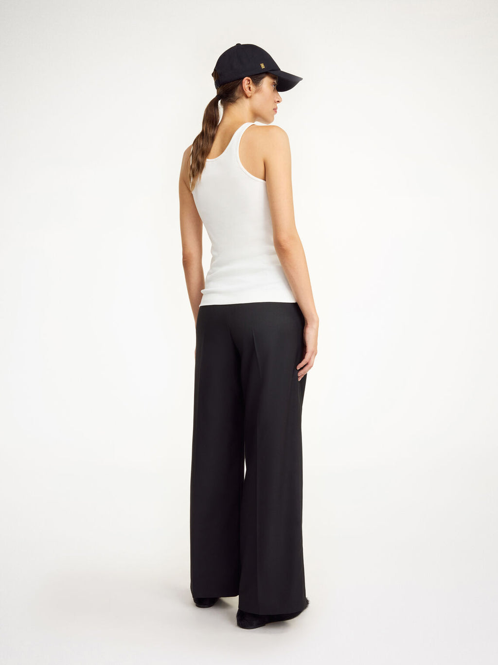 By Malene Birger Anisa topp i hvit, laget av ribbestrikket organisk bomull og elastan, med smal passform og en kortere modell.