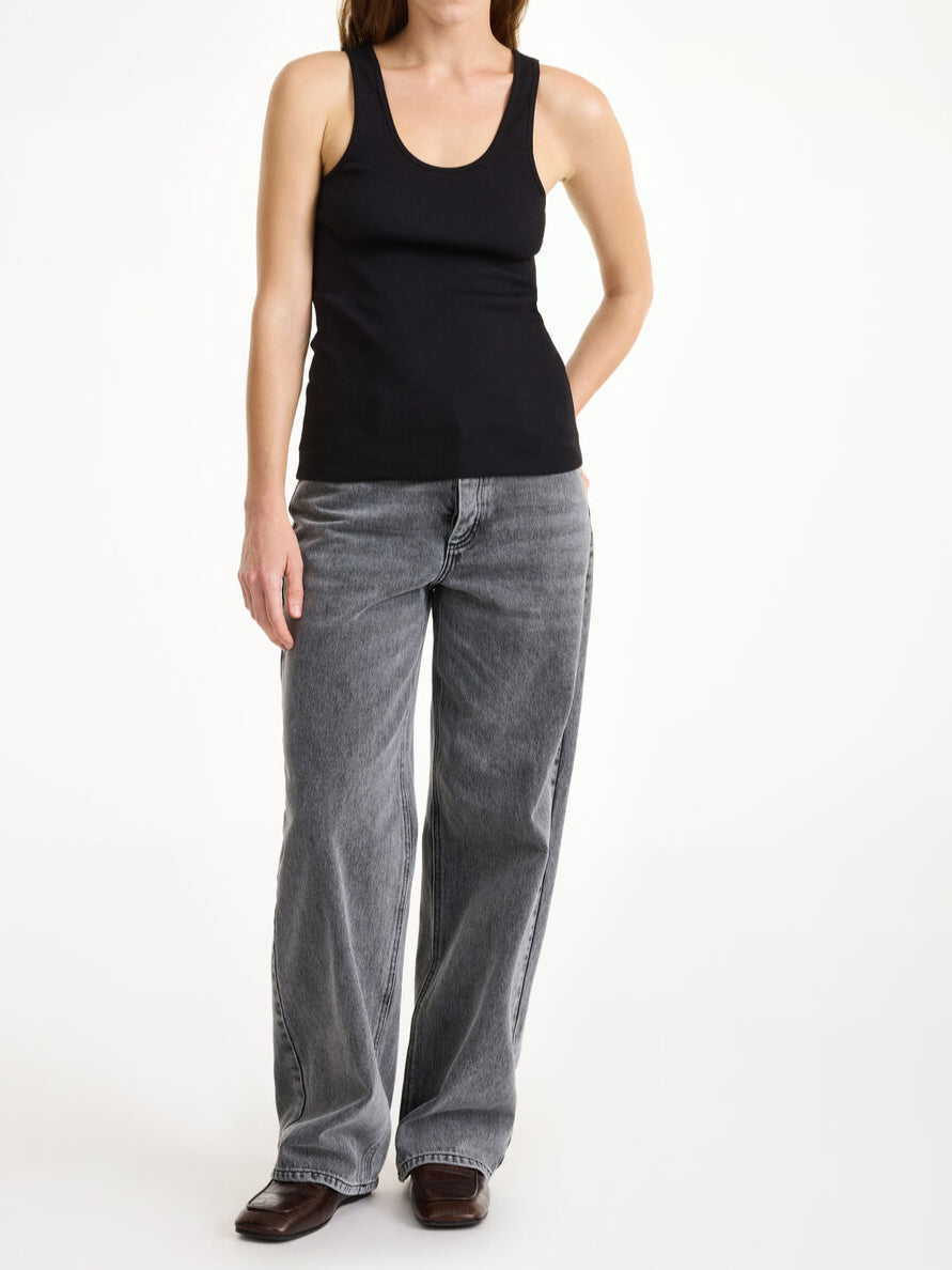 By Malene Birger Anisa topp i svart, laget av ribbestrikket organisk bomull og elastan, med smal passform og en kortere modell.