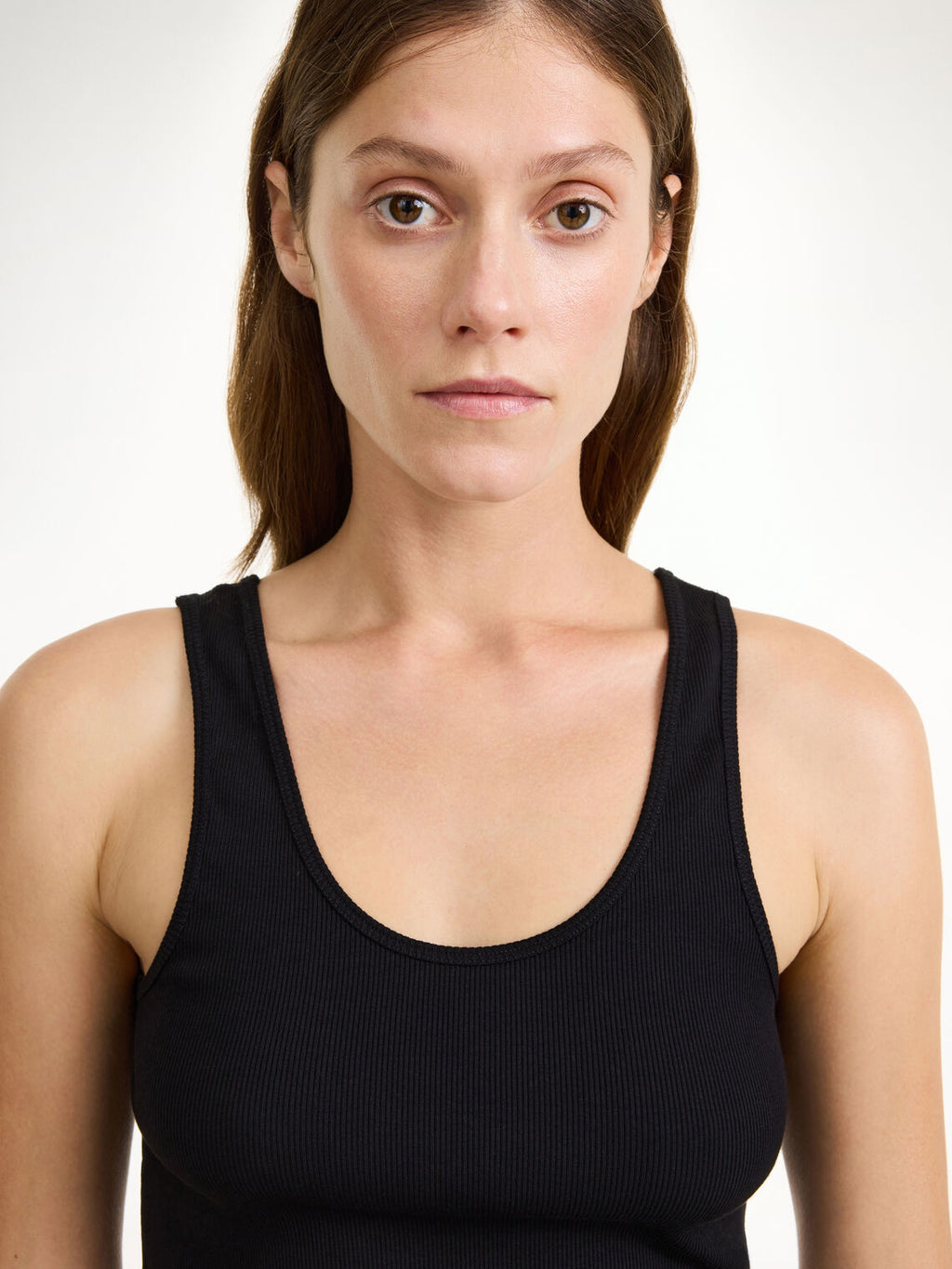 By Malene Birger Anisa topp i svart, laget av ribbestrikket organisk bomull og elastan, med smal passform og en kortere modell.