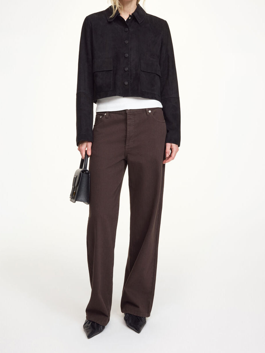 Sort kort jakke i semsket skinn, feminint cropped snitt, myk semsket kvalitet