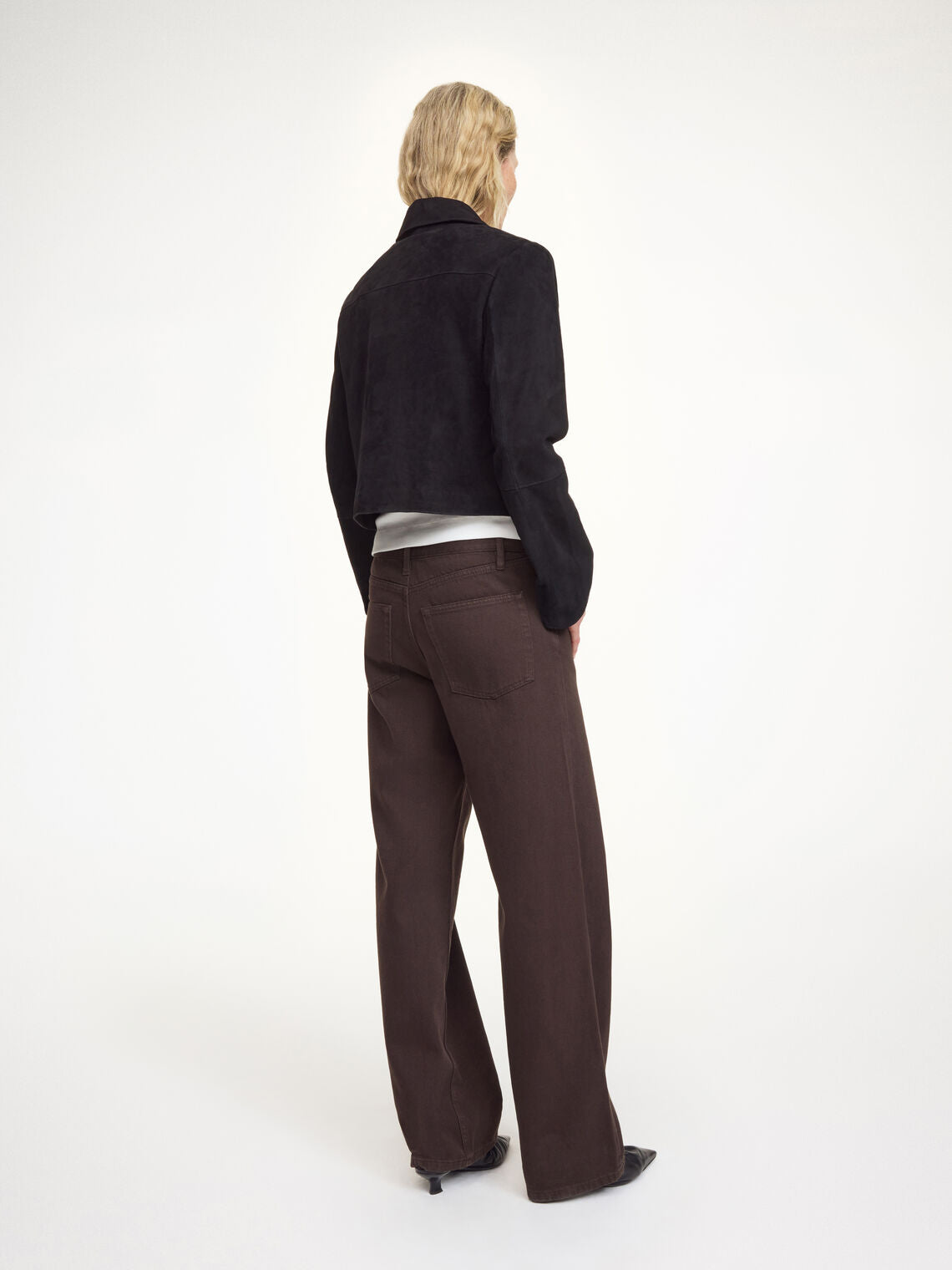 Sort kort jakke i semsket skinn, feminint cropped snitt, myk semsket kvalitet
