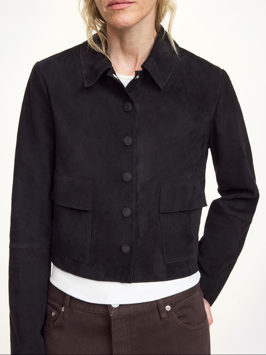 Sort kort jakke i semsket skinn, feminint cropped snitt, myk semsket kvalitet