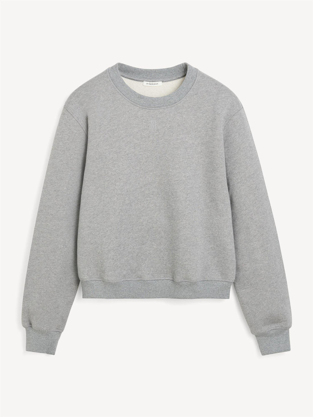 By Malene Birger Apalia genser i grå, laget av 100% organisk bomull, med brodert monogram på brystet og ribbestrikkede avslutninger.