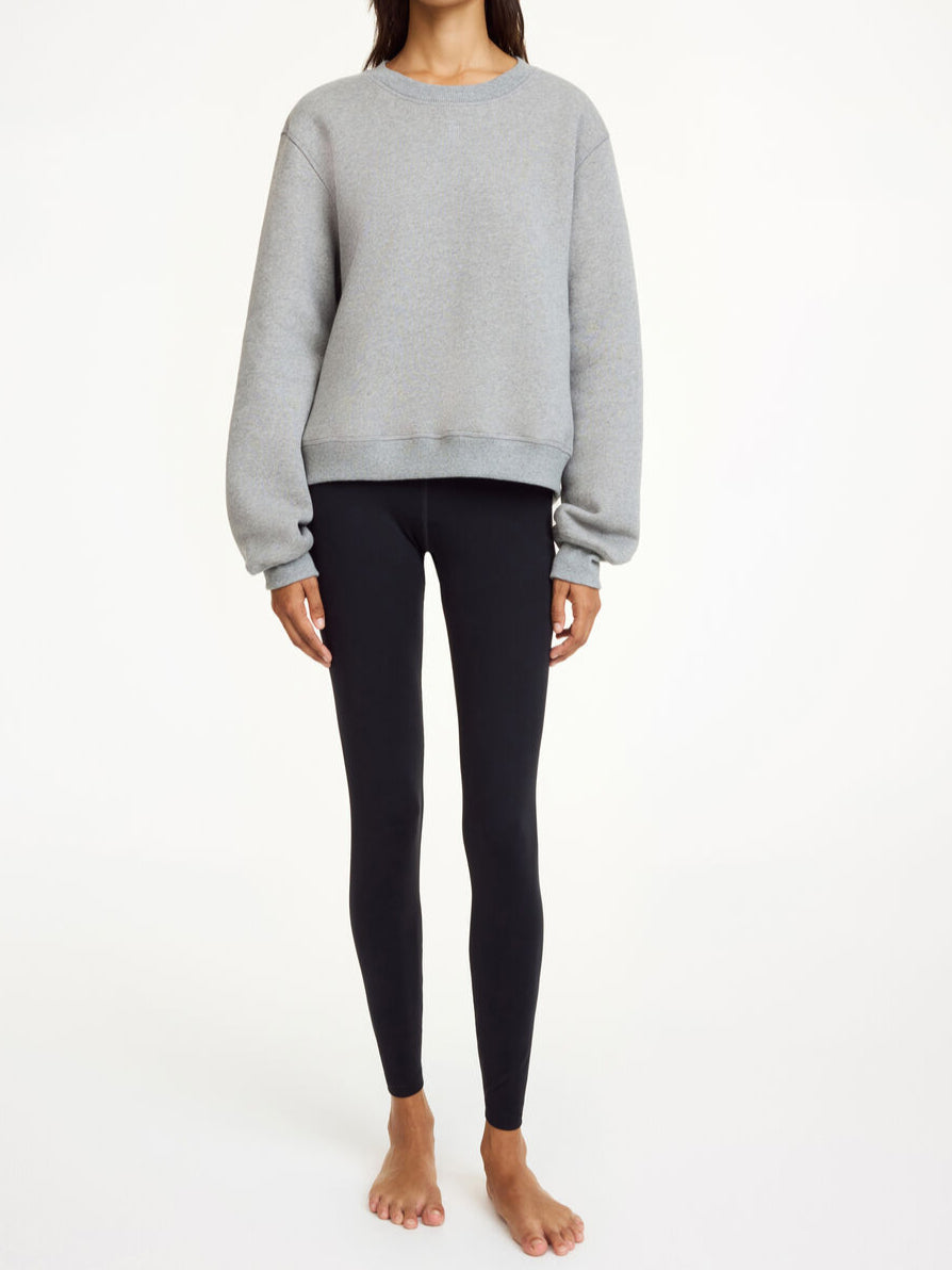 By Malene Birger Apalia genser i grå, laget av 100% organisk bomull, med brodert monogram på brystet og ribbestrikkede avslutninger.