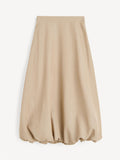 By Malene Birger Aubrey ballong-skjørt i beige, laget av en blanding av viskose og virgin ull, med en nett passform og voluminøs avslutning.