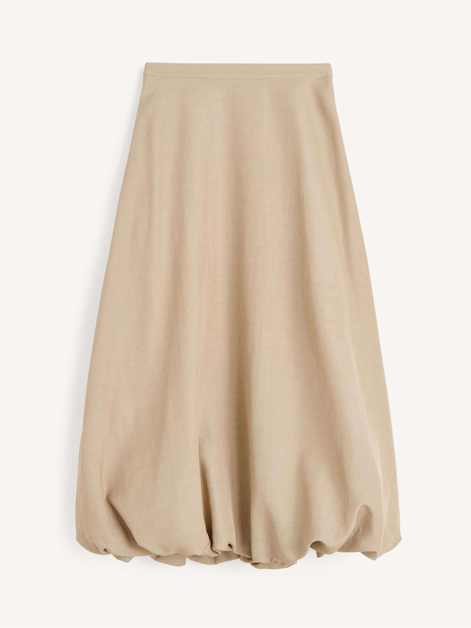 By Malene Birger Aubrey ballong-skjørt i beige, laget av en blanding av viskose og virgin ull, med en nett passform og voluminøs avslutning.