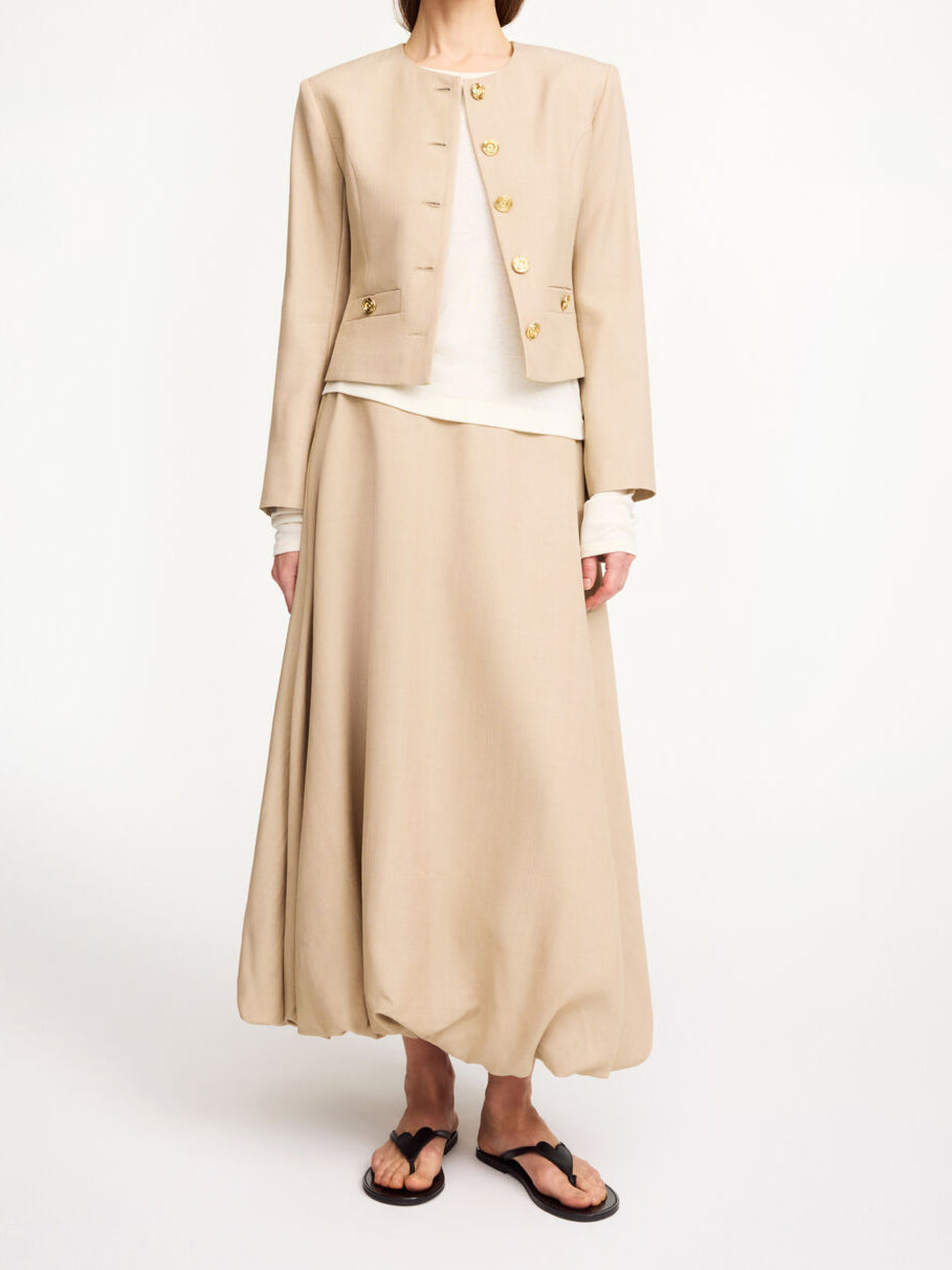 By Malene Birger Aubrey ballong-skjørt i beige, laget av en blanding av viskose og virgin ull, med en nett passform og voluminøs avslutning.