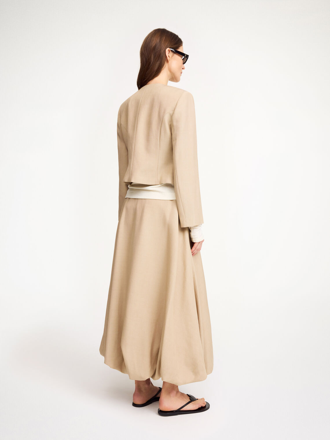 By Malene Birger Aubrey ballong-skjørt i beige, laget av en blanding av viskose og virgin ull, med en nett passform og voluminøs avslutning.