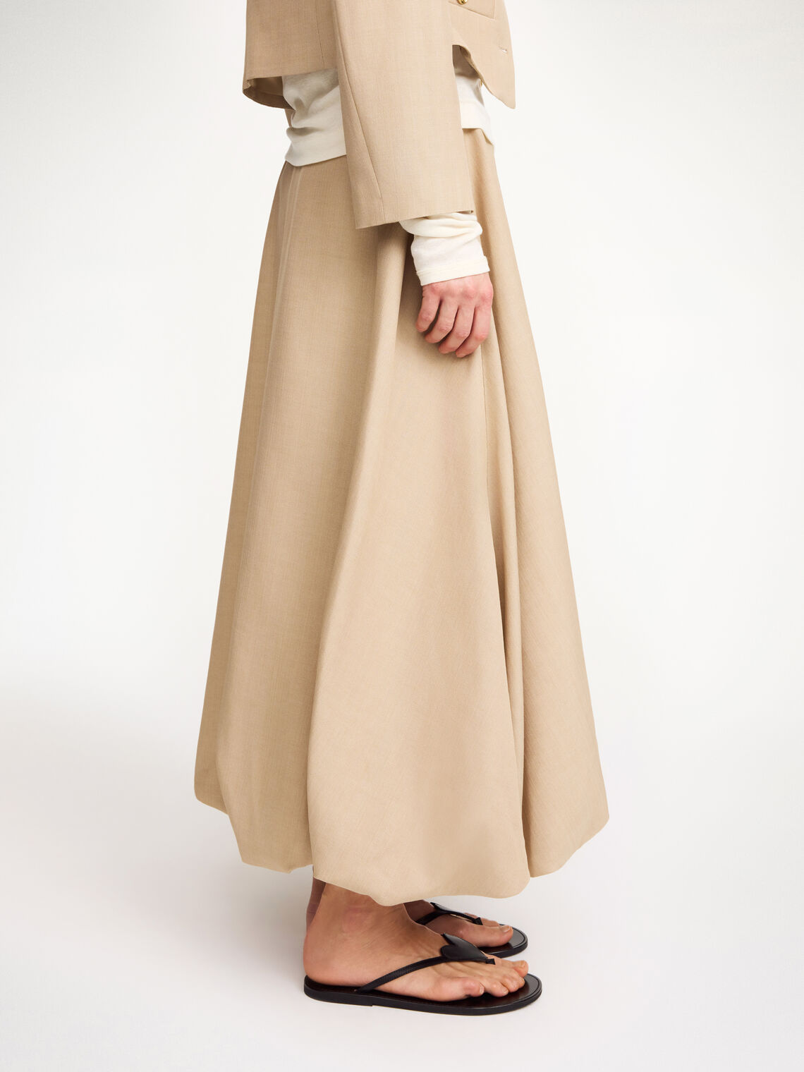 By Malene Birger Aubrey ballong-skjørt i beige, laget av en blanding av viskose og virgin ull, med en nett passform og voluminøs avslutning.