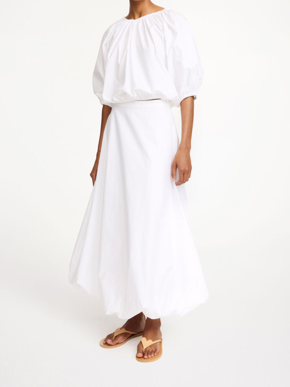 By Malene Birger Aubrey ballong-skjørt i hvit organisk bomull, med en nett passform og voluminøs avslutning.