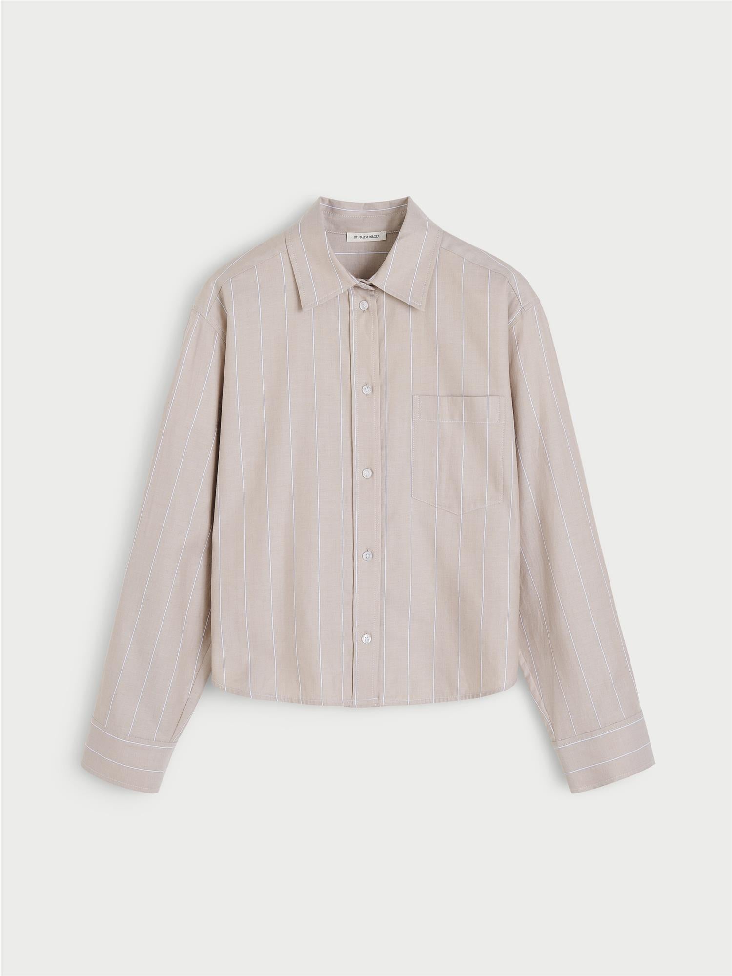AUDREY CROPPED skjorte fra By Malene Birger i fargen beige, laget i organisk bomull. Cropped lengde.