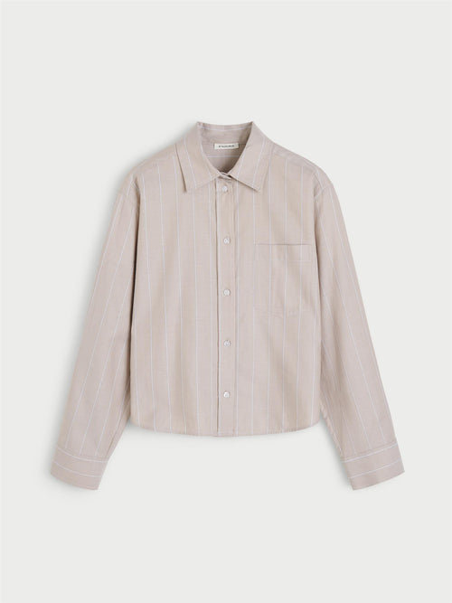 AUDREY CROPPED skjorte fra By Malene Birger i fargen beige, laget i organisk bomull. Cropped lengde.