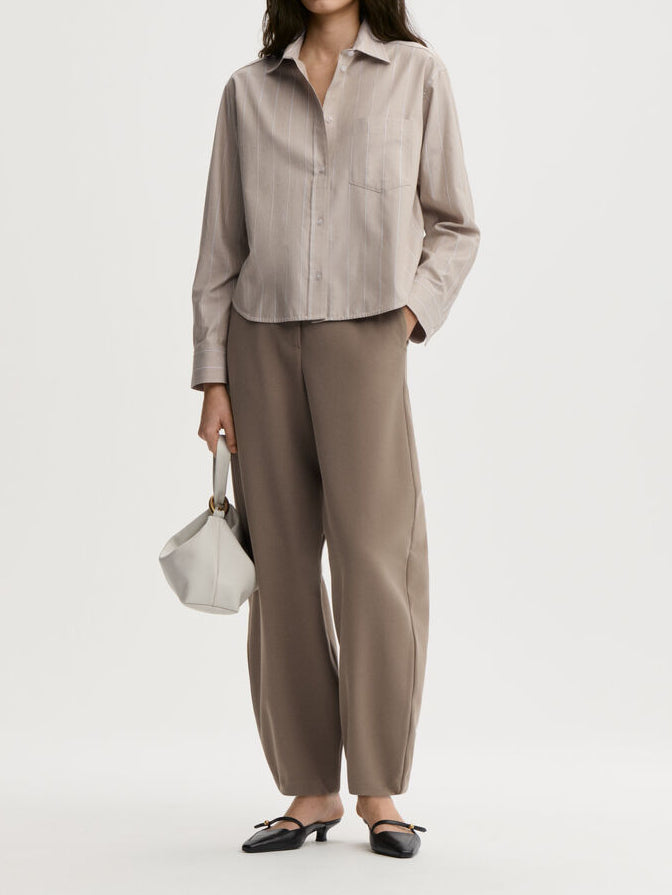 AUDREY CROPPED skjorte fra By Malene Birger i fargen beige, laget i organisk bomull. Cropped lengde.