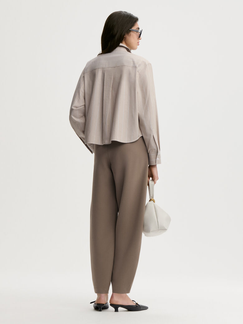 AUDREY CROPPED skjorte fra By Malene Birger i fargen beige, laget i organisk bomull. Cropped lengde.