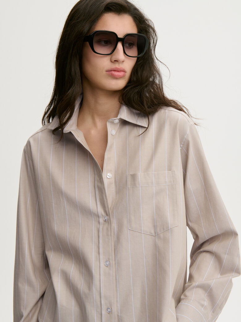 AUDREY CROPPED skjorte fra By Malene Birger i fargen beige, laget i organisk bomull. Cropped lengde.
