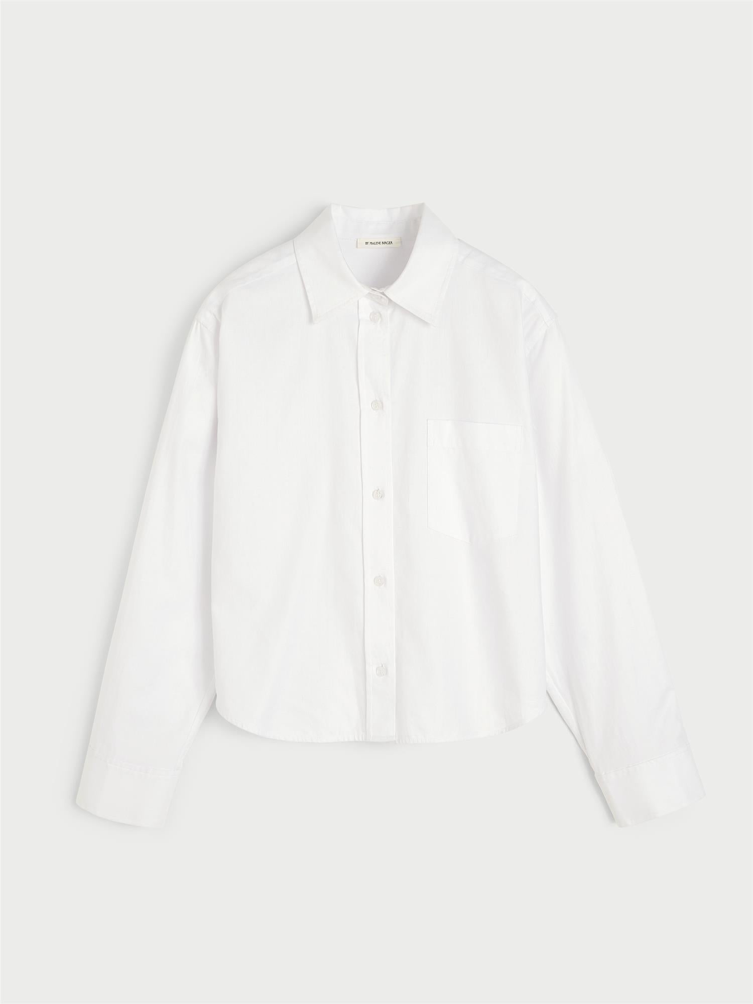 AUDREY CROPPED skjorte fra By Malene Birger i fargen hvit, laget i organisk bomull. Cropped lengde.