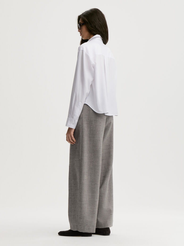 AUDREY CROPPED skjorte fra By Malene Birger i fargen hvit, laget i organisk bomull. Cropped lengde.