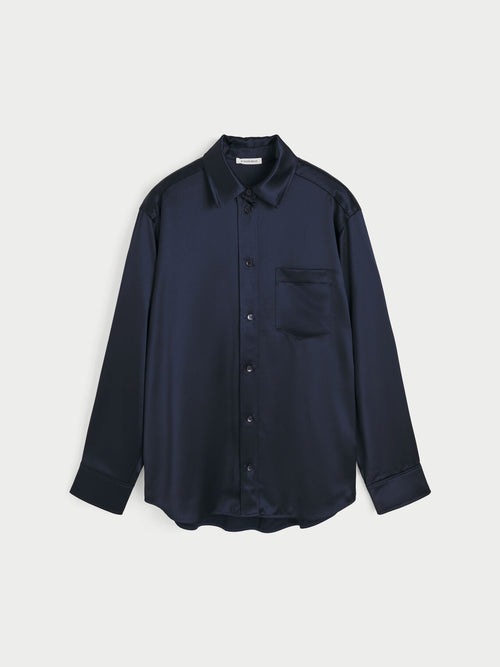 AUDREY SATIN skjorte/bluse fra By Malene Birger i fargen mørkeblå, laget i Naia-acetat og polyester. Knapper i front, brystlomme og legg i ryggen.