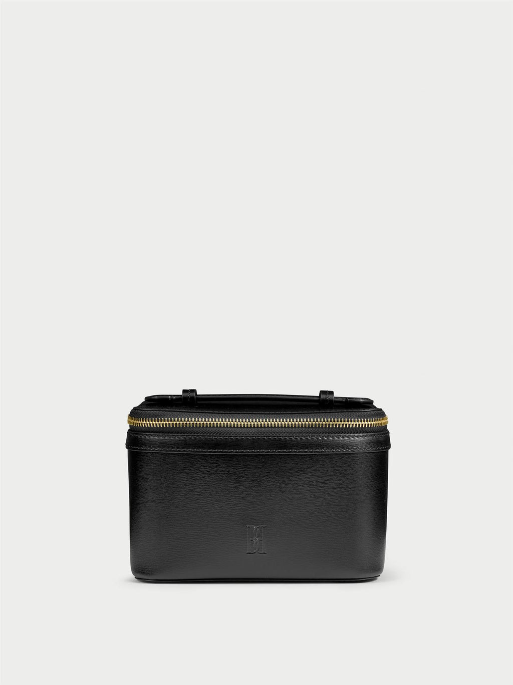 AYA BEAUTY SMALL toalettmappe fra By Malene Birger i fargen sort, laget i resirkulert skinn. Foret med cotton canvas, innvendig lomme, justerbart håndtak og dobbel glidelås.